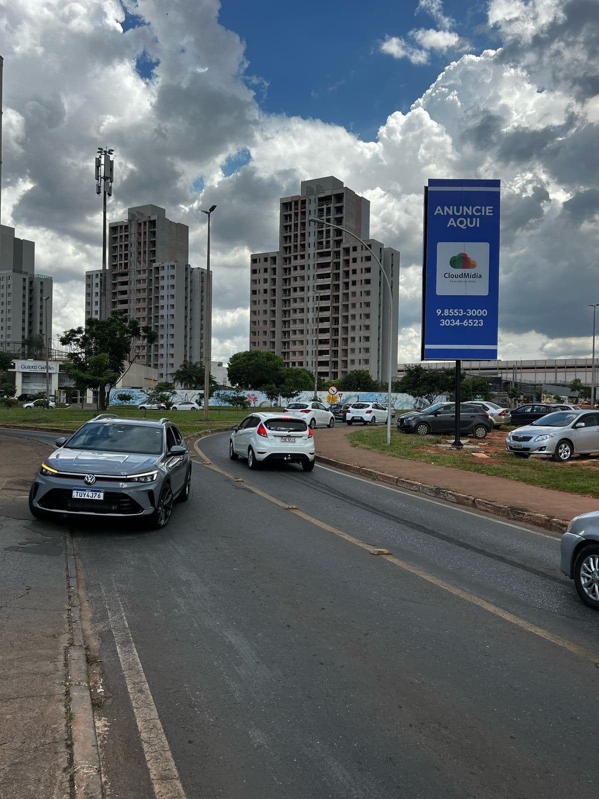 Frontlight Vertical — Avenida Araucárias