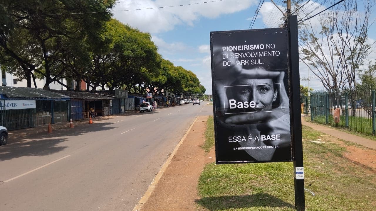 Totem — Totem Park Sul SGCV, SMAS Trecho I, acesso marginal EPIA