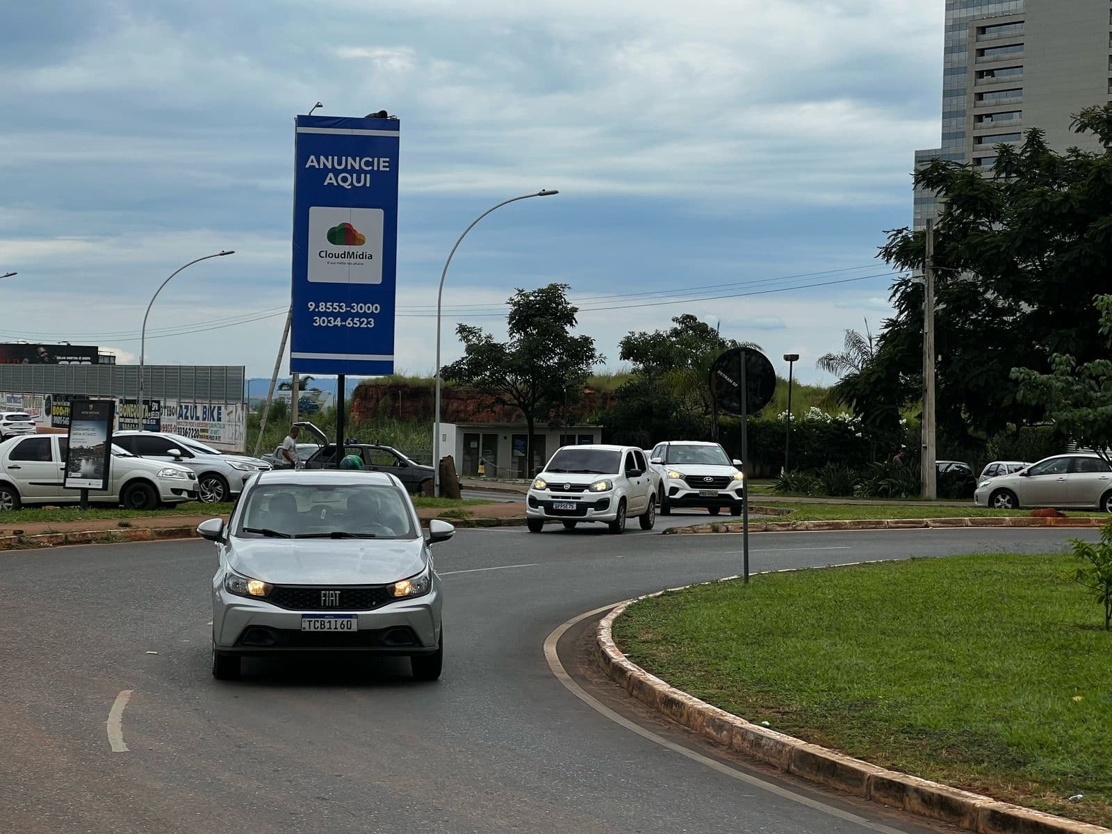 Frontlight Vertical — Avenida Araucárias