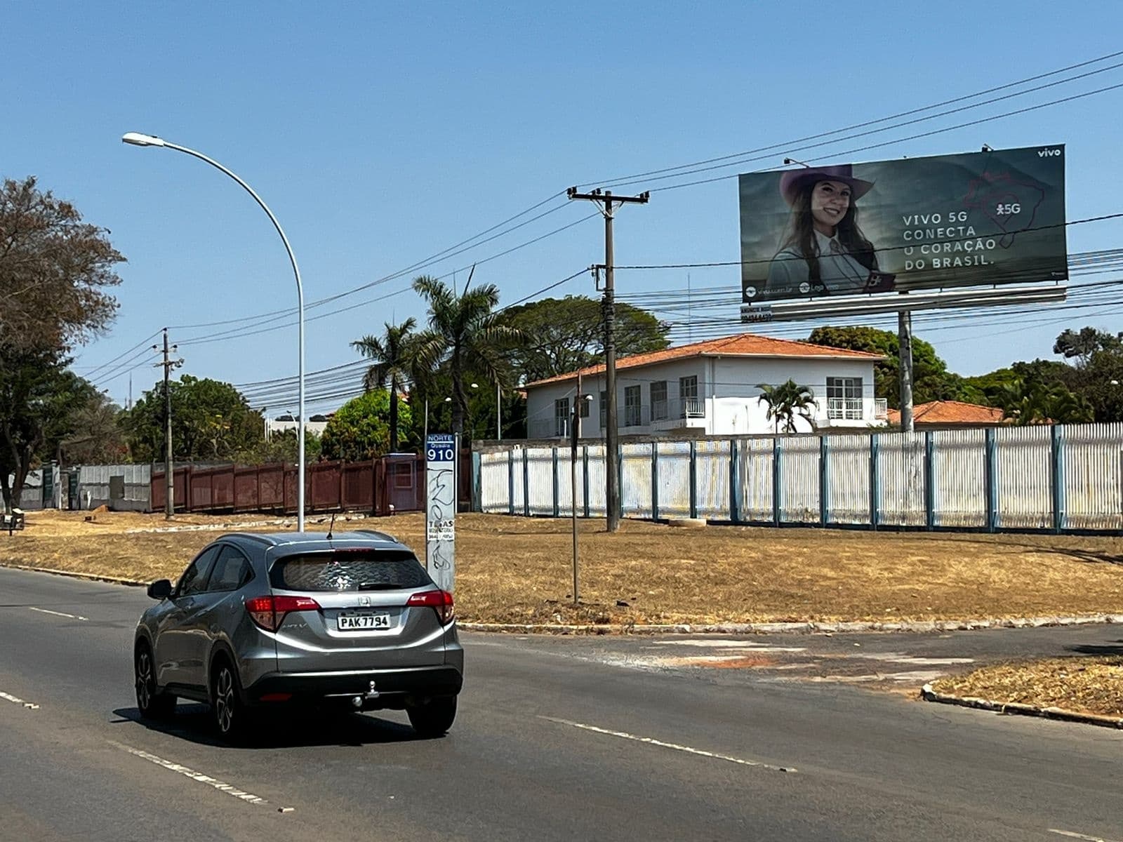 Frontlight — SGAN 910 Norte, Módulo B, Comunidade Grega