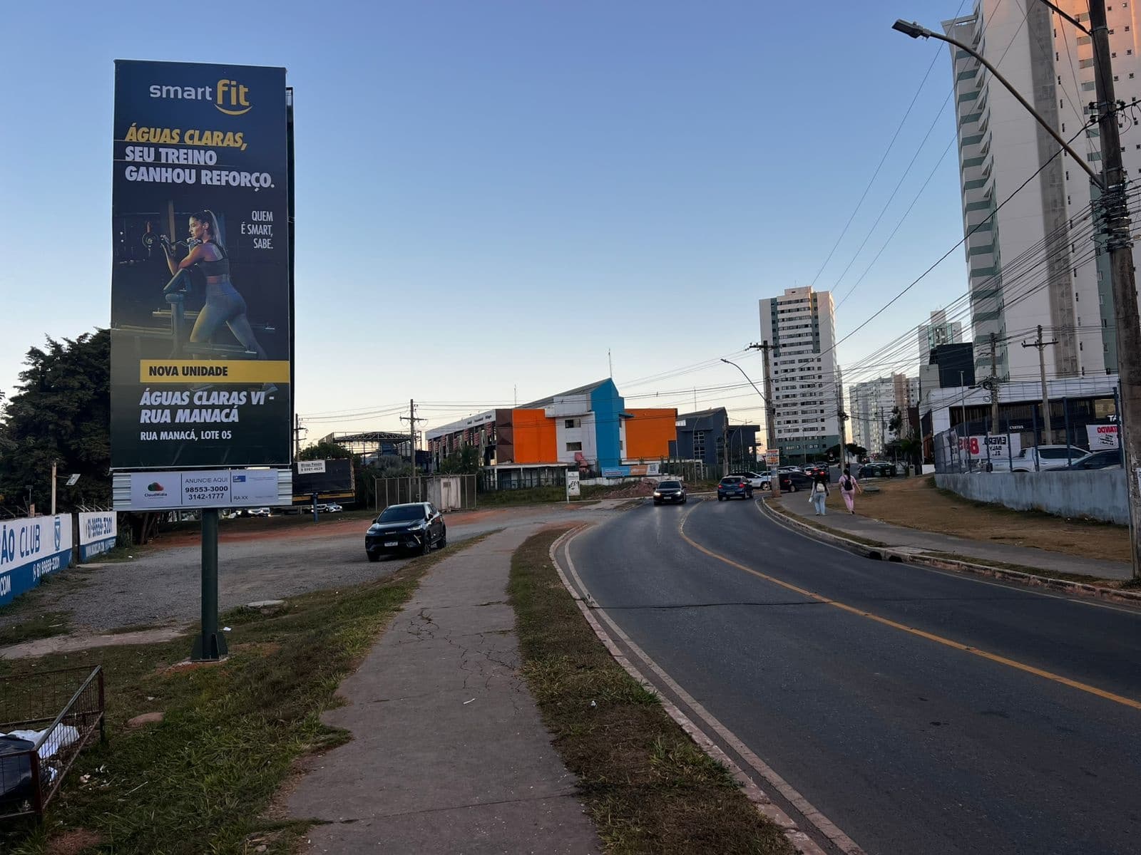 Frontlight Vertical — Avenida Manacá