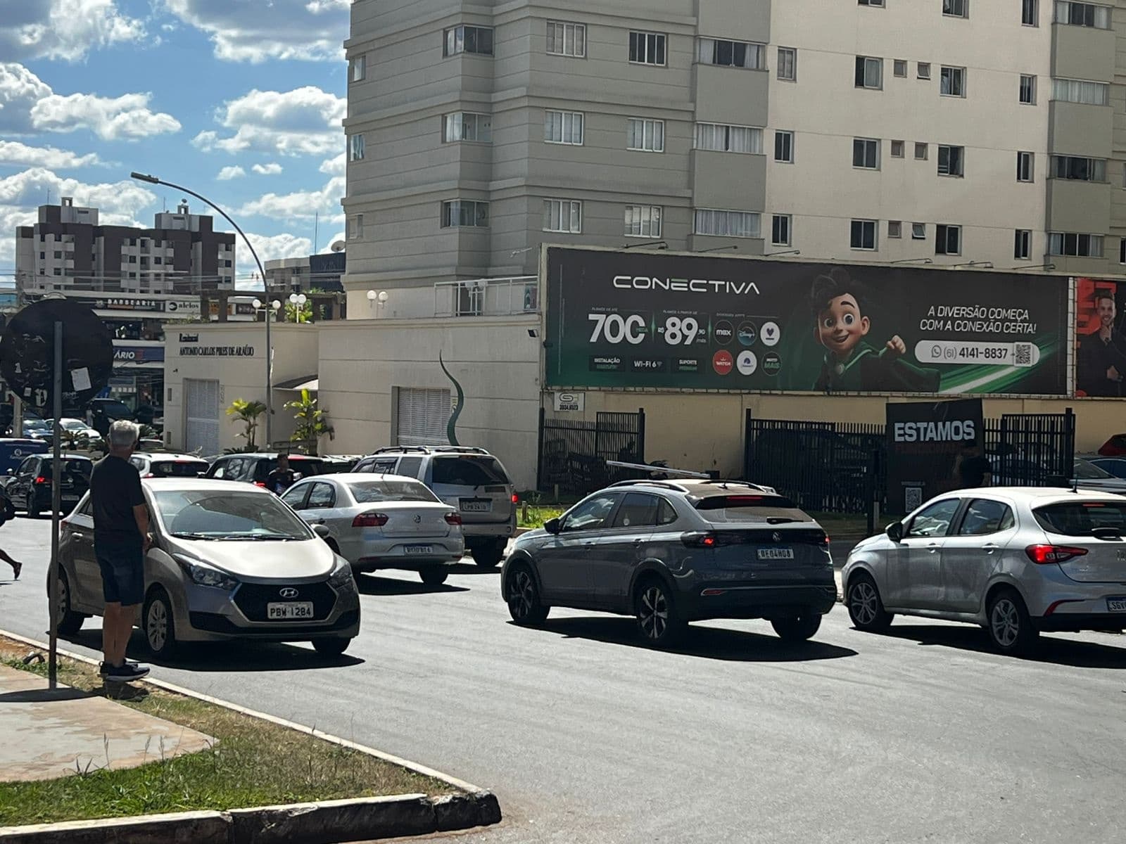 Empena — Cruzamento da rua das Pitangueiras com a avenida Castanheiras