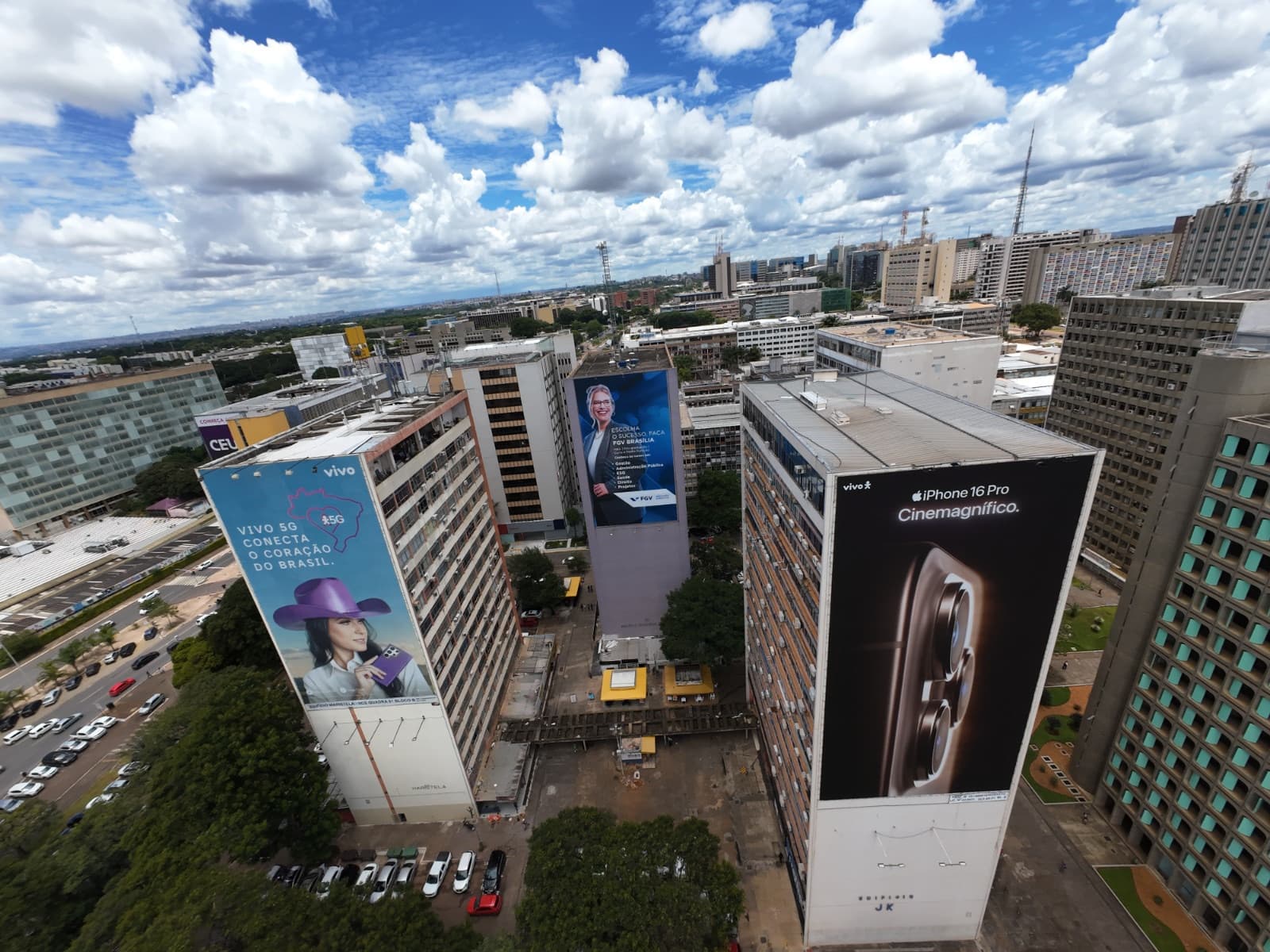 Mega Empena — Edifício JK, com frente voltada para a Galeria, Eixo W Sul e Eixo Rodoviário de Brasília