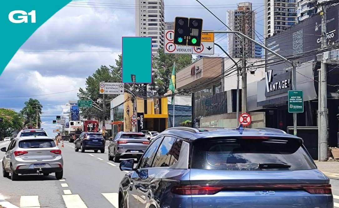 Painel de LED — Avenida 85, Semáforo cruzamento