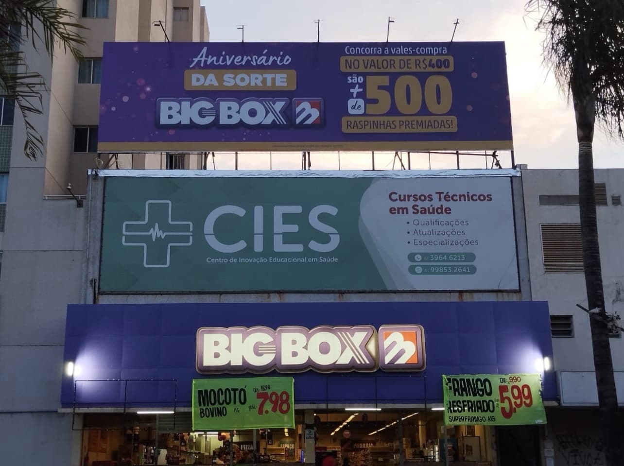 Mega Painel — Avenida Central