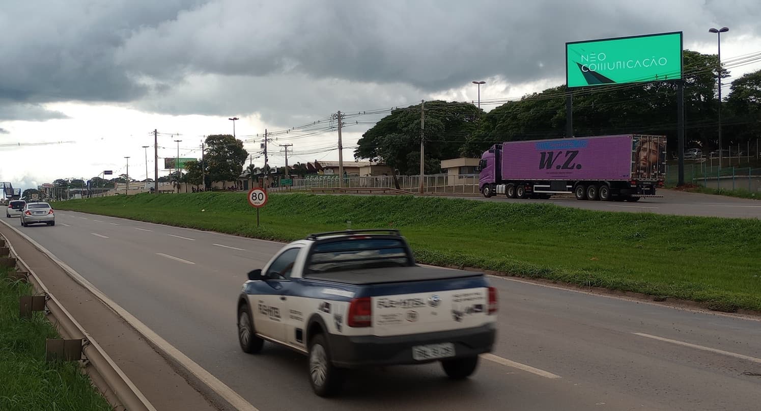 Painel de LED — Rodovia BR 153, Km 5,5, em frente ao Aeroporto Internacional