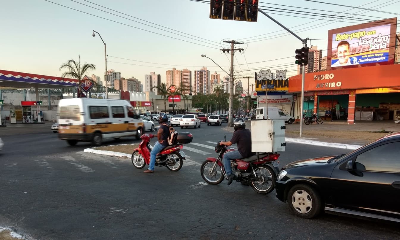 Painel de LED — Avenida T-7, Semáforo em frente ao Supermercado Tatico