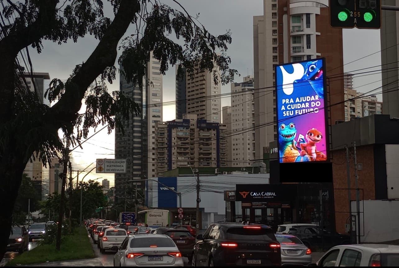 Painel de LED — Avenida deputado Jamel Cecílio, em frente ao Flamboyant